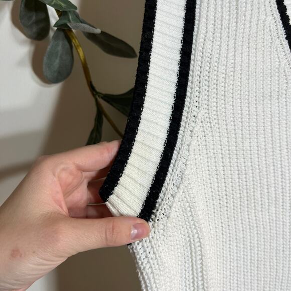 Evereve White V Neck Sweater Vest - Picture 2 of 5